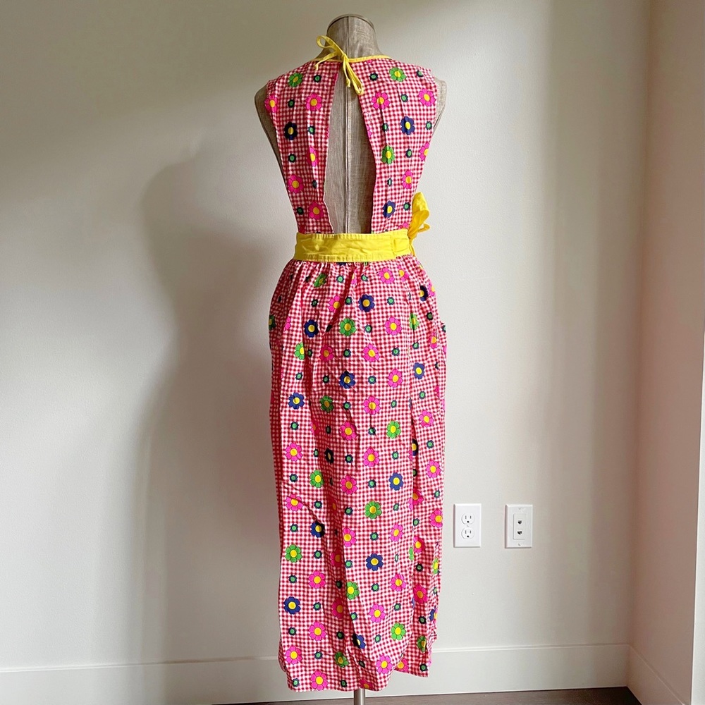 Vintage Red Groovy Floral Apron Pinafore - Picture 5 of 13